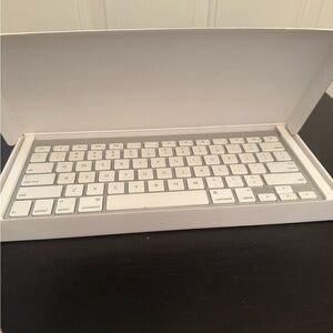 Apple A1314 Wireless Keyboard - MC184LL/B Silver - New In Box